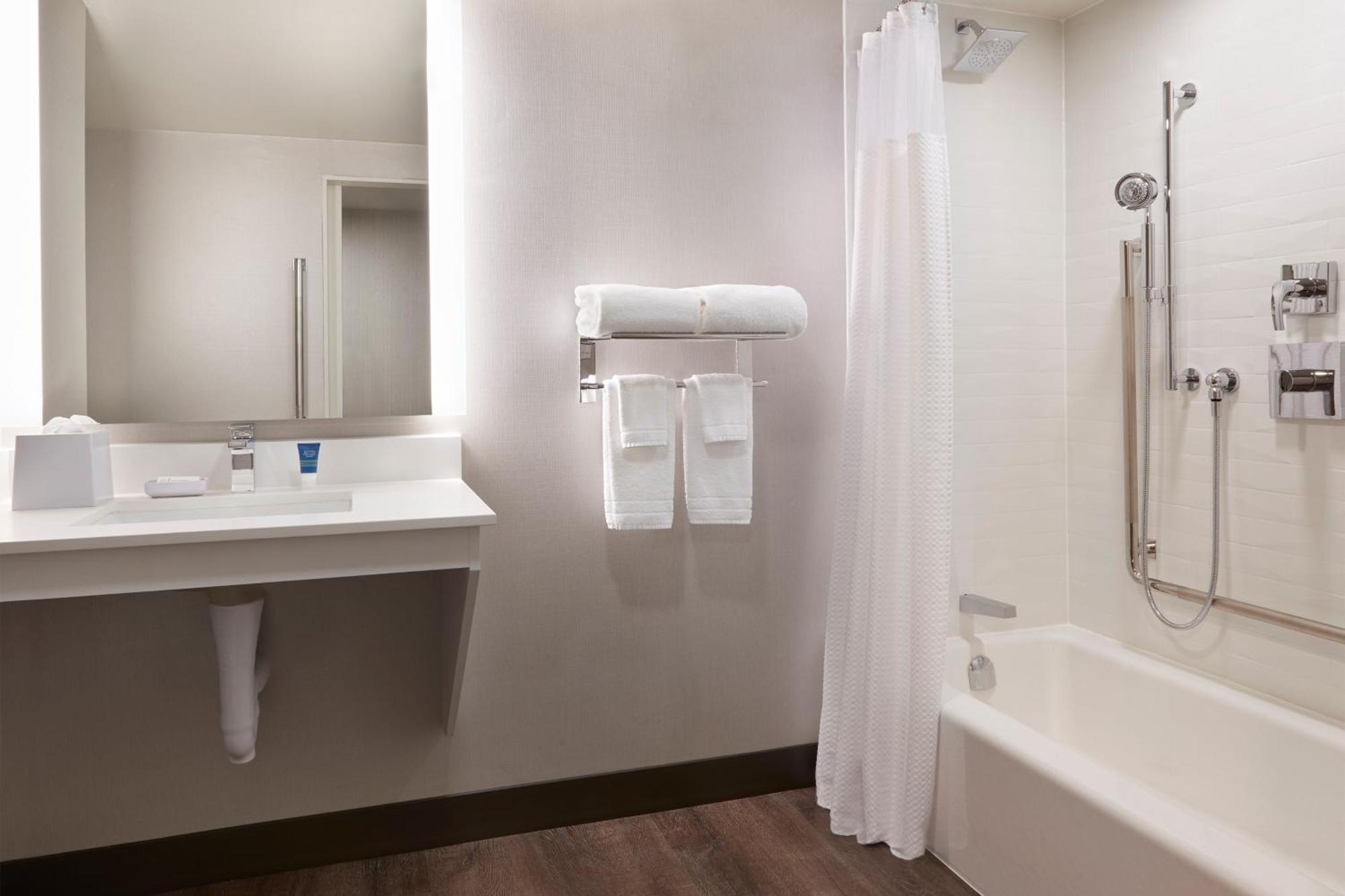 Four Points By Sheraton Windsor Downtown Esterno foto